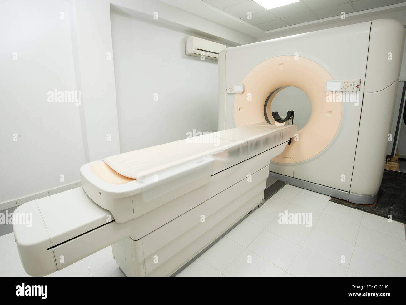 Hi-tech attrezzature mediche ct scanner in ospedale clinica medica center Foto Stock