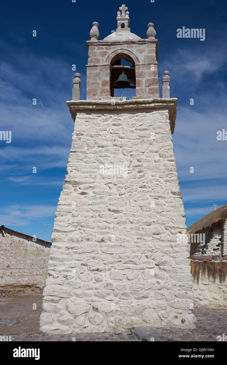 Chiesa Storica nel piccolo villaggio di Guallatire sull'Altiplano in Arica y Parinacota Regione del Cile. Foto Stock