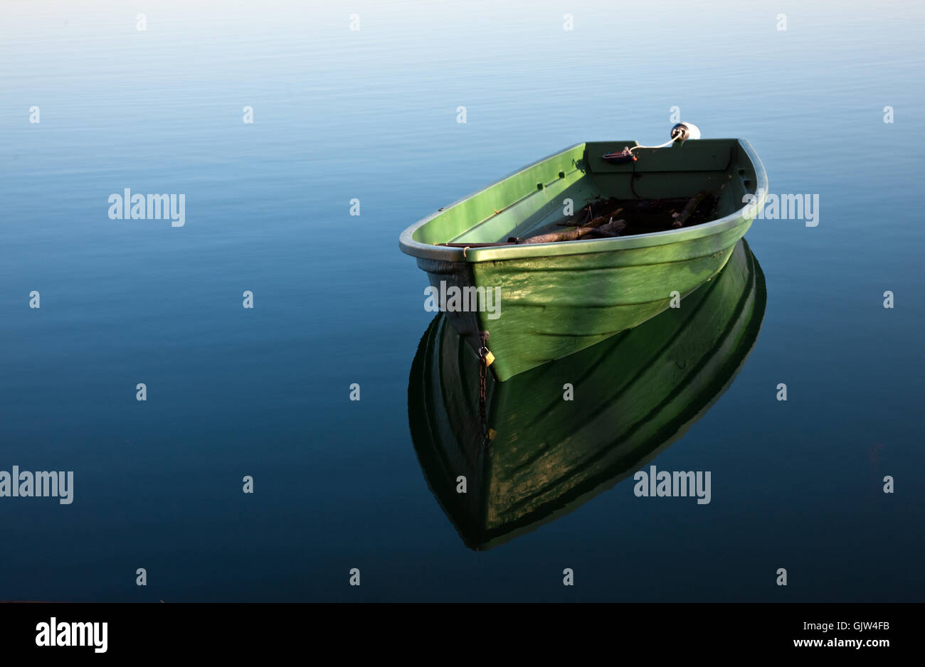 Barca a remi sul lago,con la riflessione Foto Stock