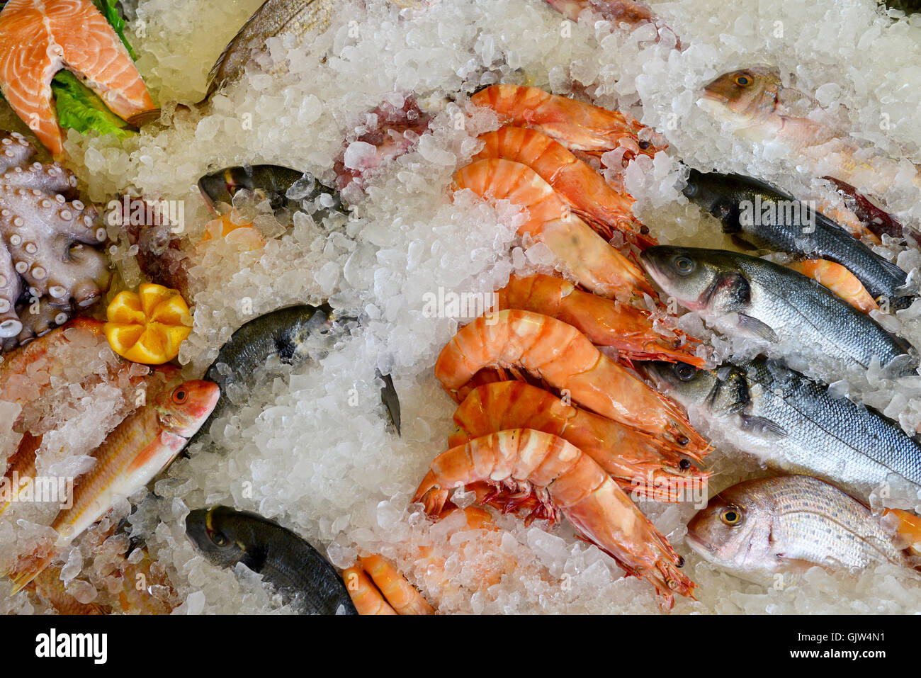 Frutti di mare freschi di mercato display di ghiaccio con pesce Foto Stock