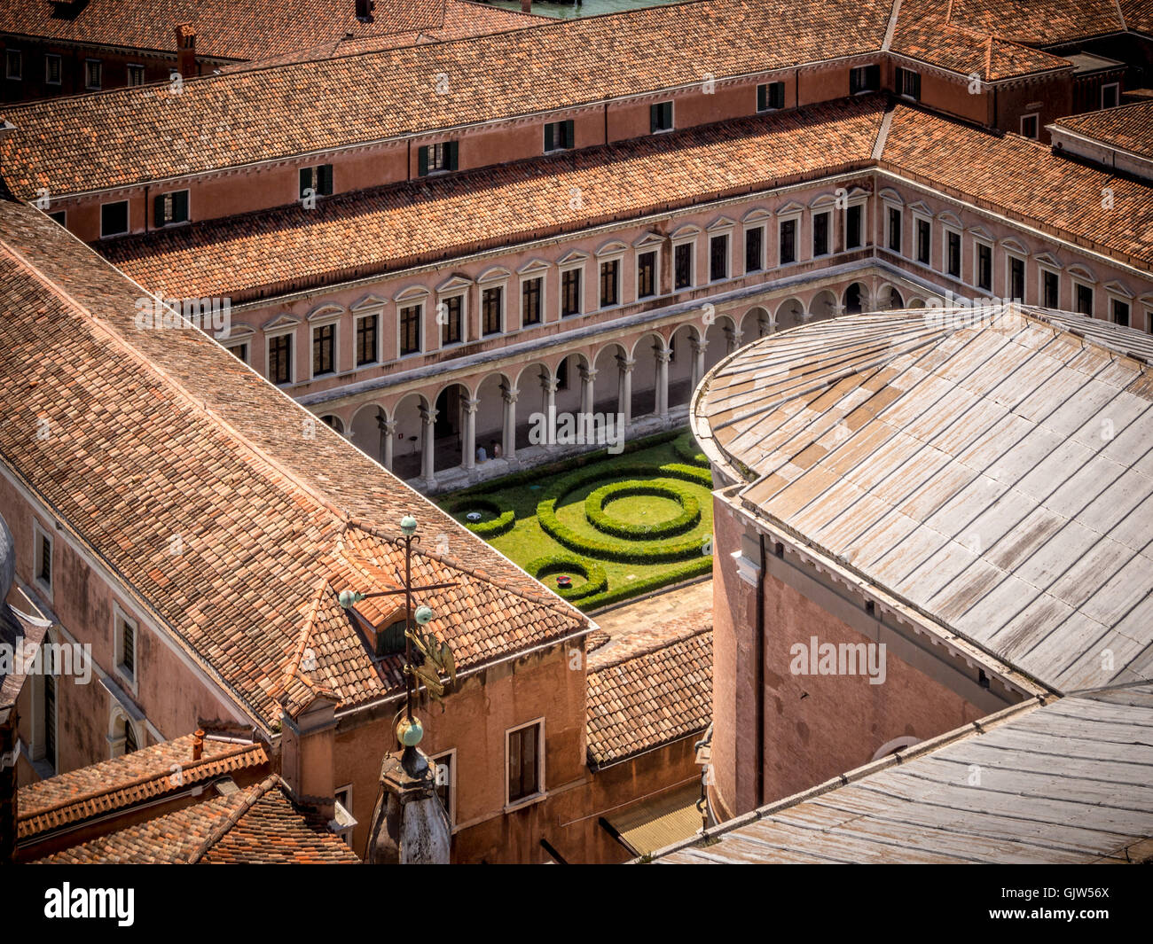 Vista aerea di tetti e di giardino dell'isola di San Giorgio Maggiore. Venezia, Italia. Foto Stock