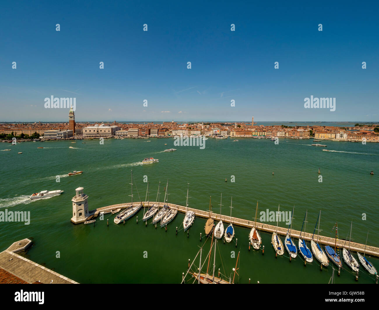 Barche ormeggiate nel porto dell'isola di San Giorgio Maggiore. Venezia, Italia. Foto Stock