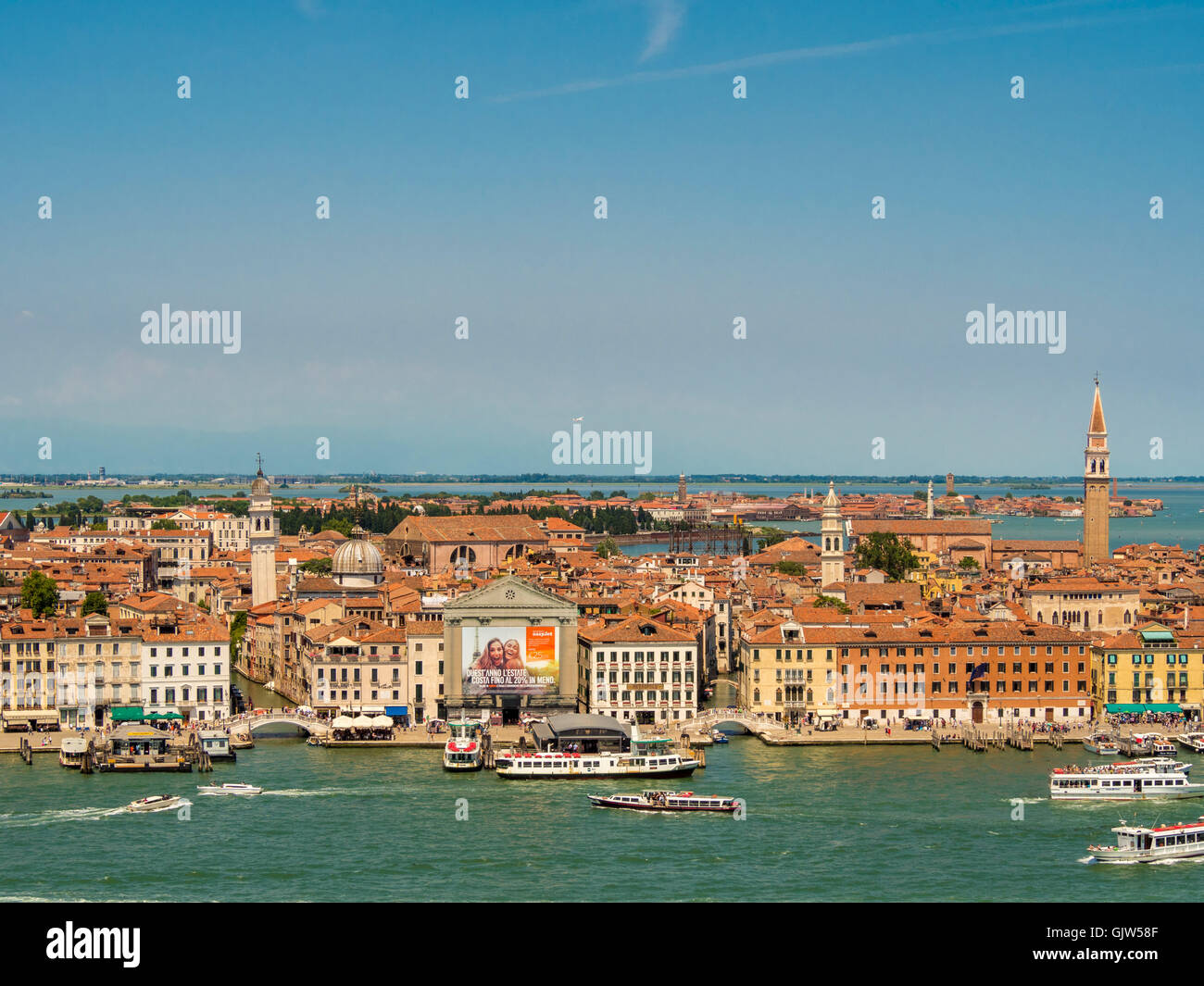 Vista aerea di San Marco del bacino e la Riva degli Schiavoni, con un ormeggiato il vaporetto. Venezia, Italia. Foto Stock