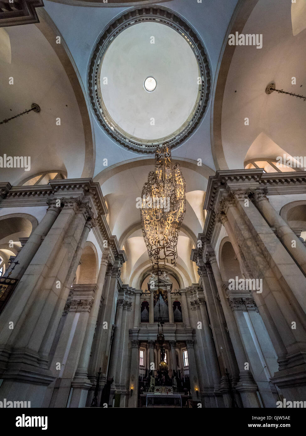La mano benedicente "insieme" di Jaume da Plensa a, scultura metallica sospesa al di sopra del transetto si trova al di sotto del soffitto dome. San Giorgio Foto Stock