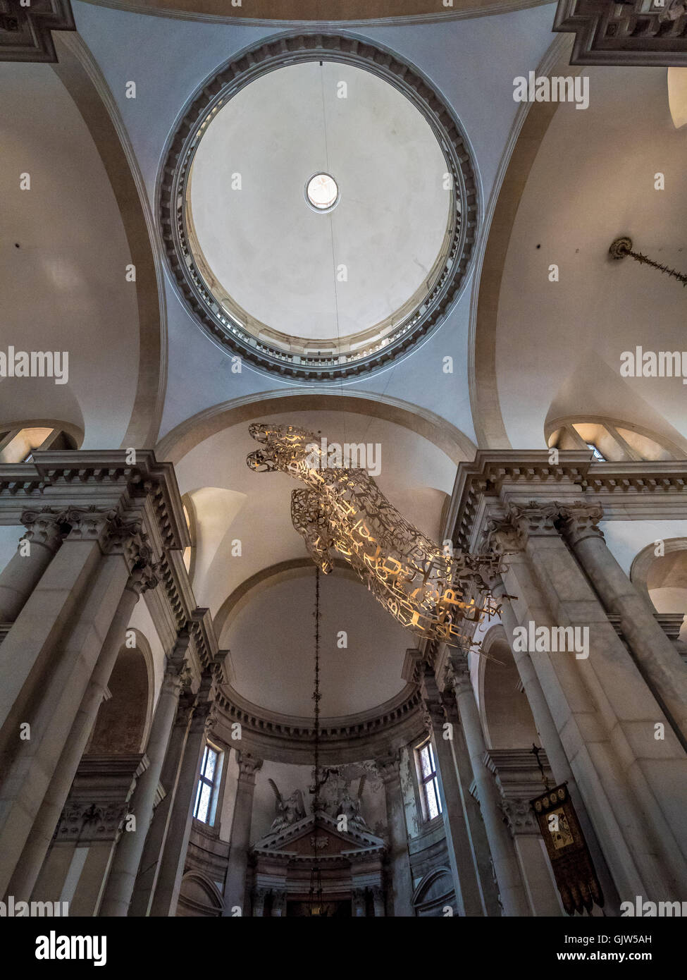 La mano benedicente "insieme" di Jaume da Plensa a, scultura metallica sospesa al di sopra del transetto si trova al di sotto del soffitto dome. San Giorgio Foto Stock