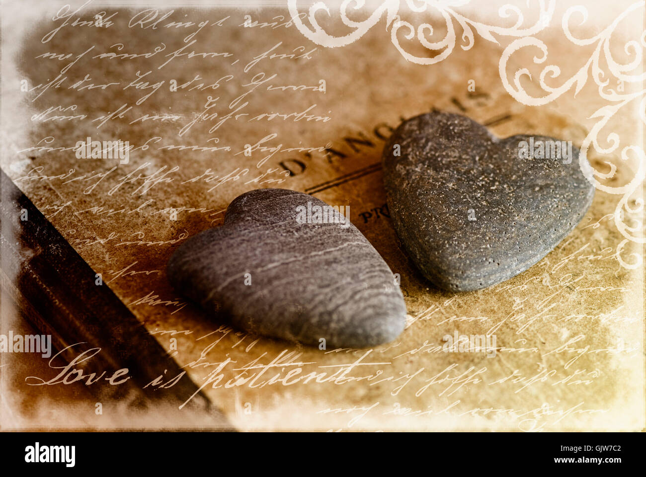 Cuori di pietra con il testo Foto Stock