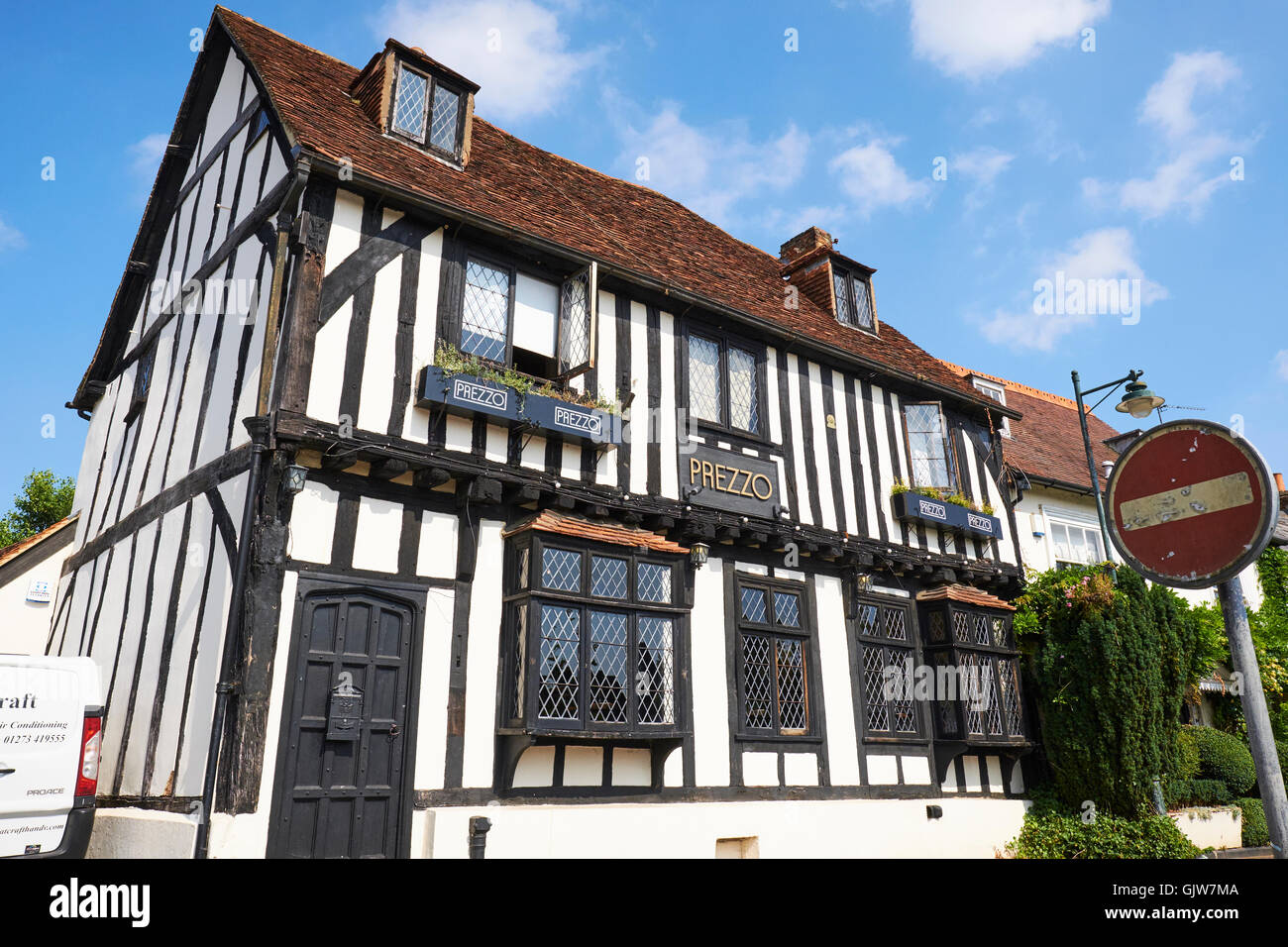 Periodo edificio attualmente utilizzato dal prezzo High Street Buckingham Buckinghamshire REGNO UNITO Foto Stock