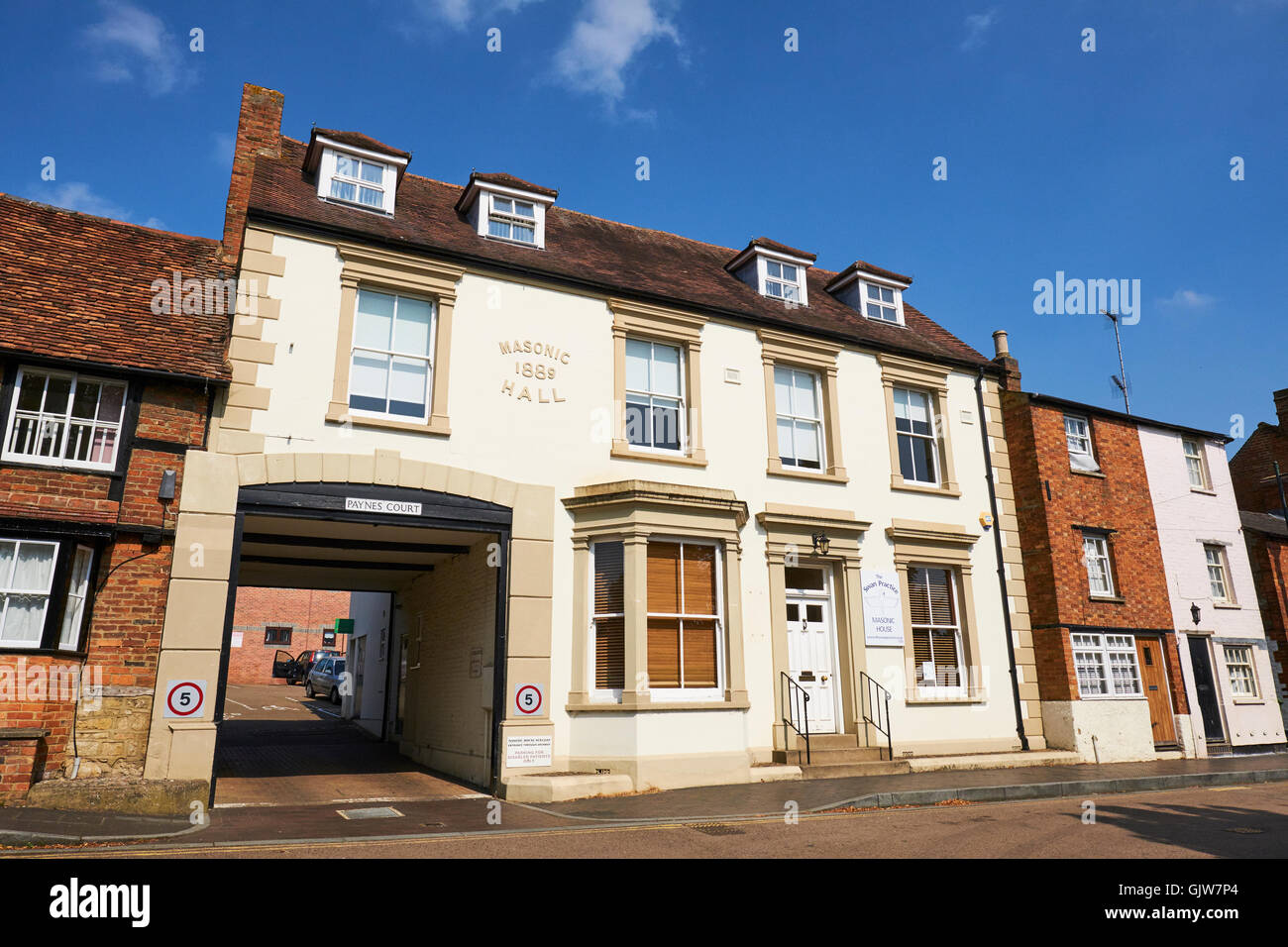 Ex Masonic Hall costruito 1889 ora un centro medico High Street Buckingham Buckinghamshire REGNO UNITO Foto Stock