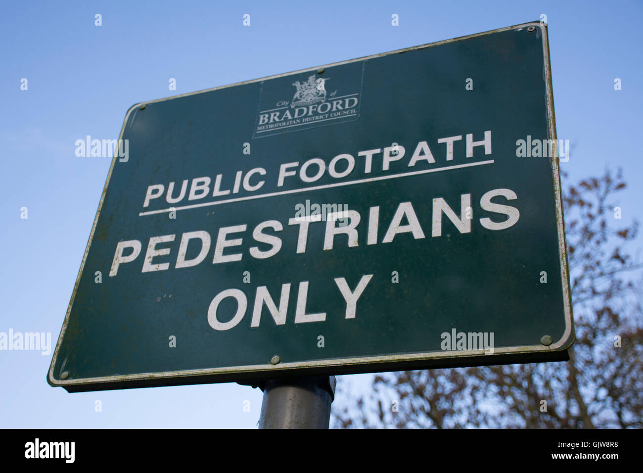 Sentiero pubblico pedoni solo segno in Bradford, West Yorkshire Foto Stock
