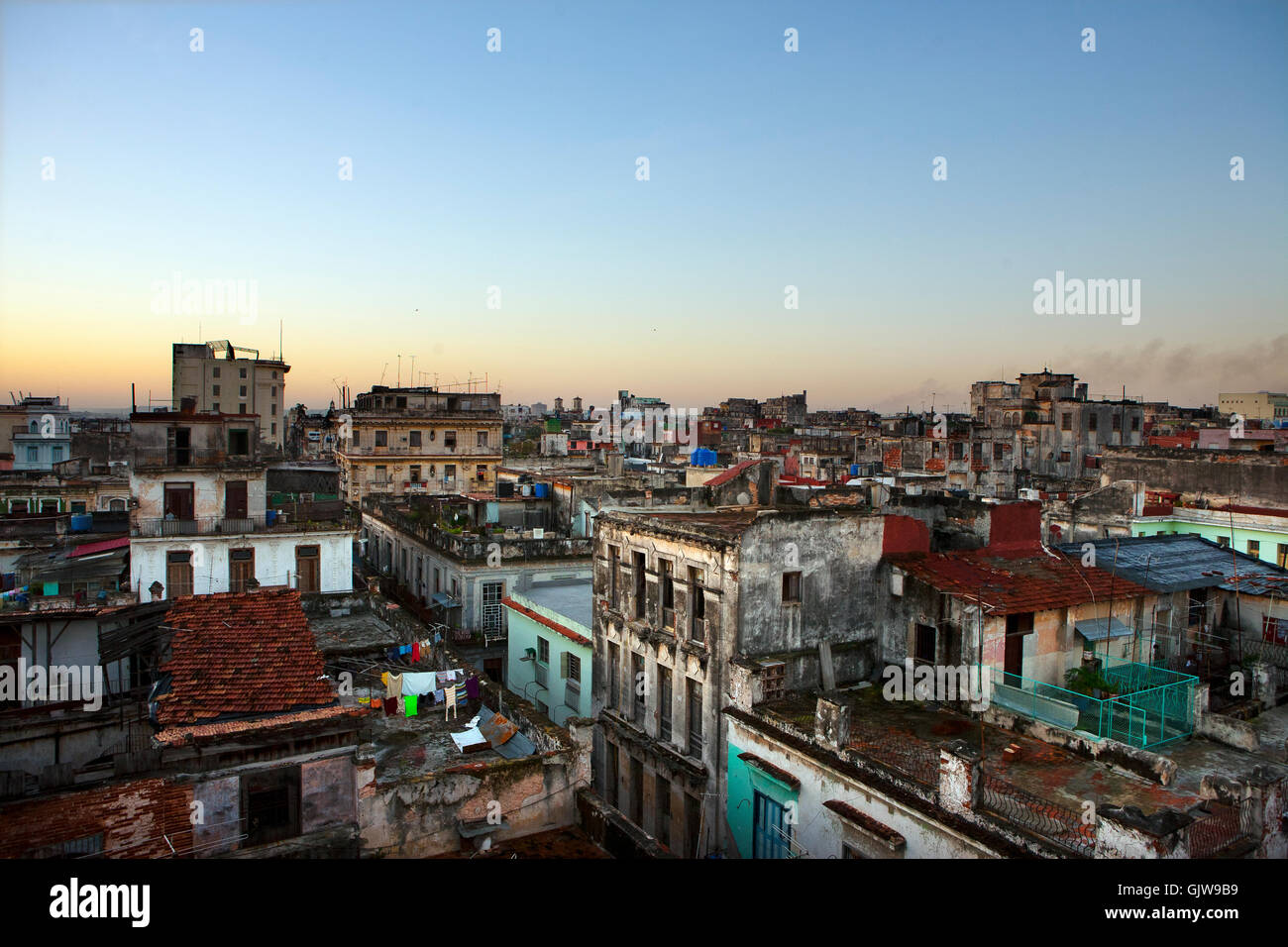 Una vista panoramica sui tetti della vecchia Havana, Cuba Foto Stock