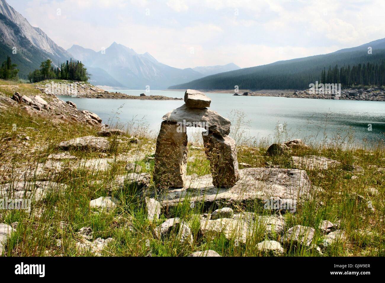 Inukshuk figura in pietra lago di medicina Foto Stock