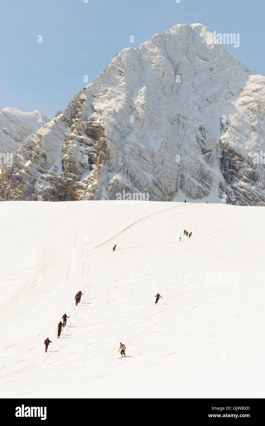 Nationalpark Dachstein: ski tourer sul ghiacciaio Hallstätt davanti Hoher Dachstein Austria, Oberösterreich, Austria superiore, Foto Stock