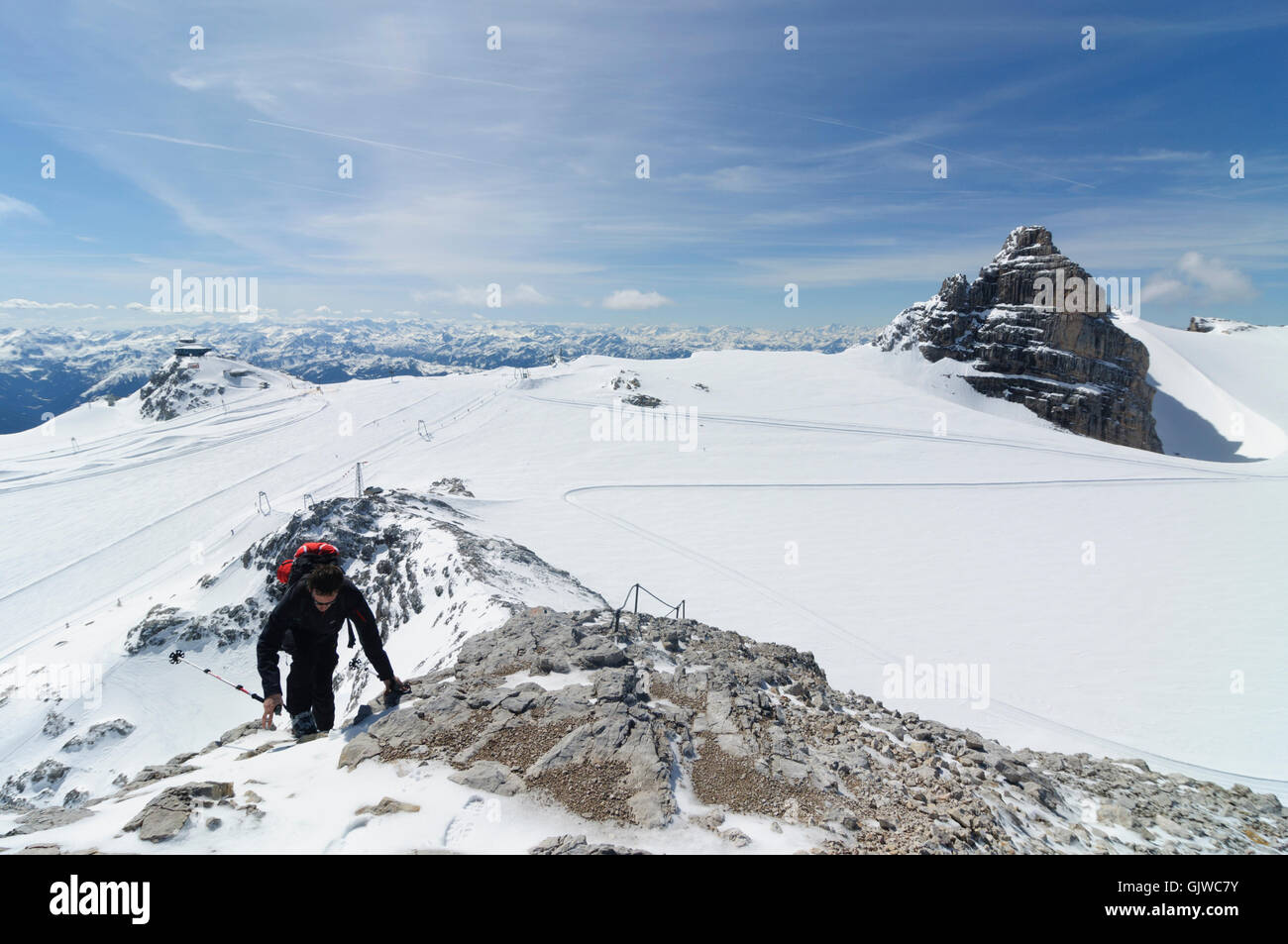 Nationalpark Dachstein: alpinista anticipo all'Hoher Gjaidstein , visualizzare Hunerkogel (sinistra) e Dirndln ( a destra) e Hallstatt glac Foto Stock