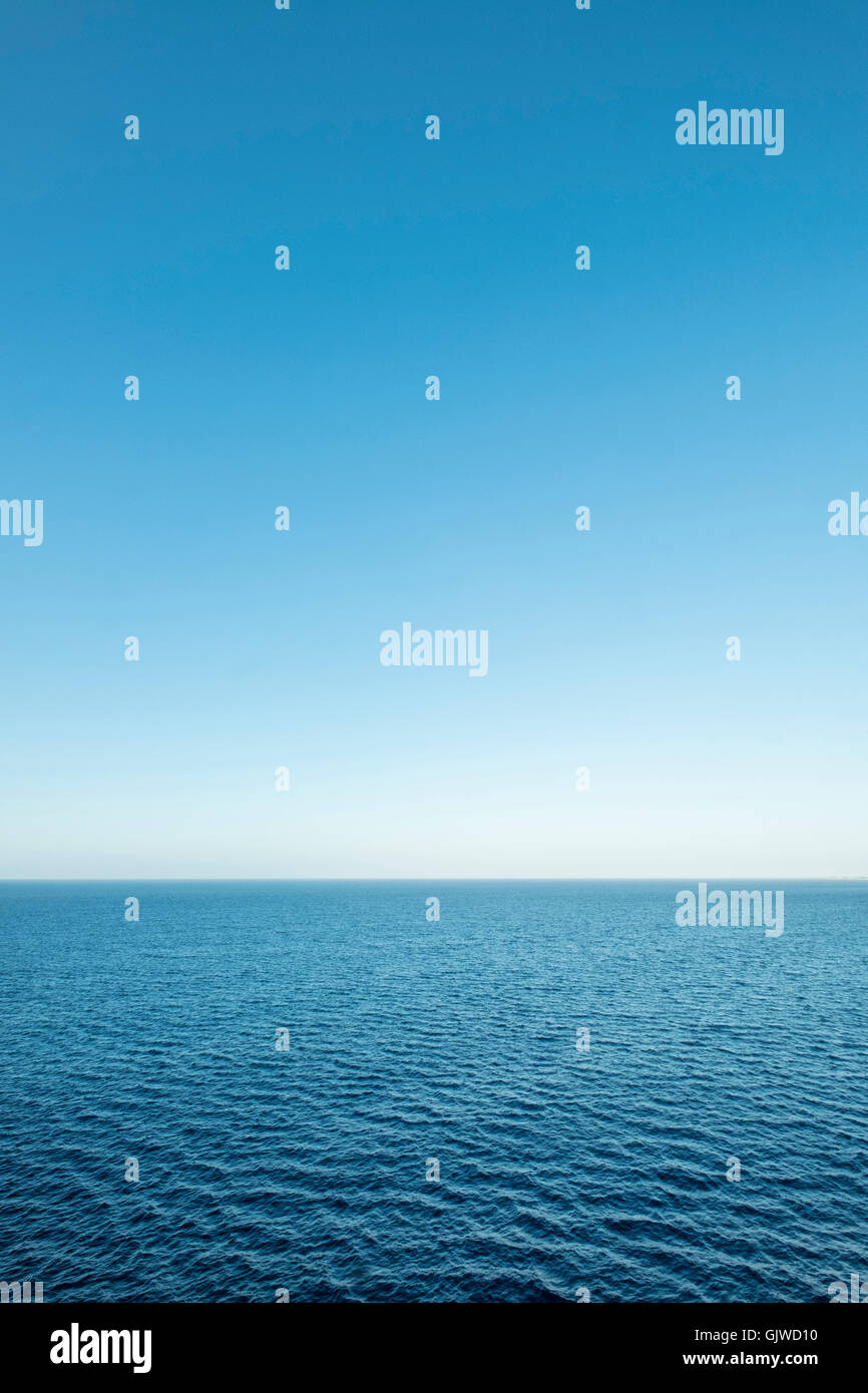 Alta Vista su un oceano orizzonte in un giorno chiaro Foto Stock