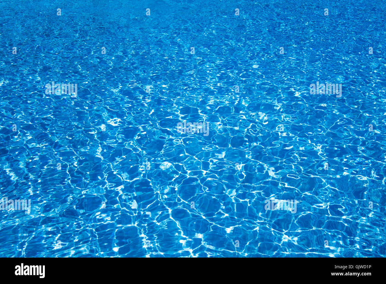 Bella piscina superficie su una soleggiata giornata estiva Foto Stock