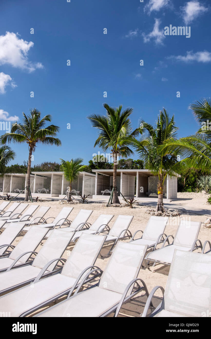 Lettini per prendere il sole in una spiaggia tropicale Resort nelle Bahamas Foto Stock
