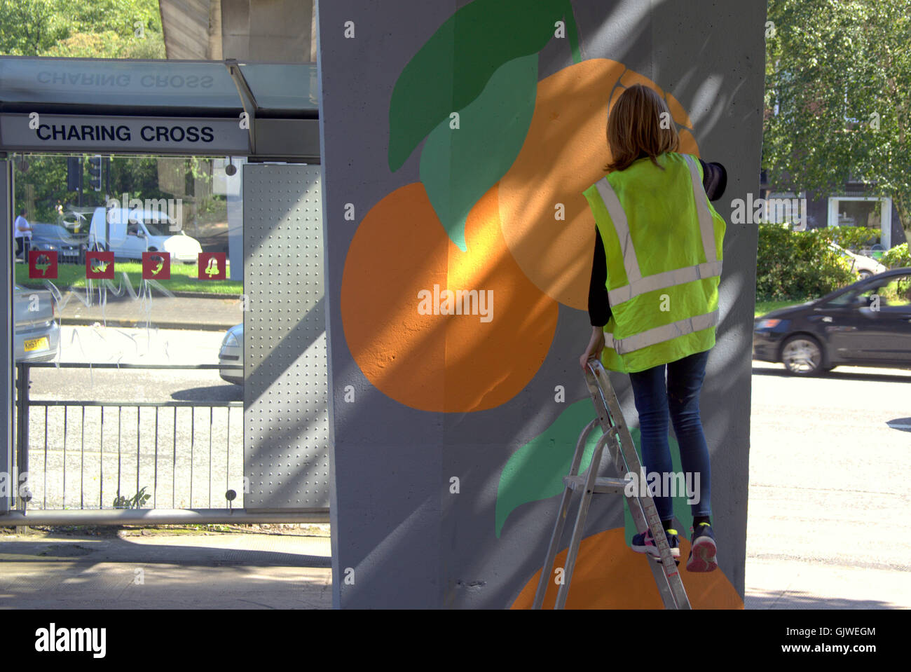 Glasgow, Scotland, Regno Unito 17 agosto 2016. Distretto di Glasgow consiglio continua il suo supporto di artisti e impegnativi e la percezione dei graffiti con il più recente lavoro "culmi", dove artisti opere di vernice su Charing Cross passerella supporta. Uno dei molti progetti supportati cittadine che ha ha lasciato il locale artisti addestrati a cambiare il volto e l'immagine della città di spazi nascosti in un acclamato pubblico urbano gallery. Credito: Gerard Ferry/Alamy Live News Foto Stock