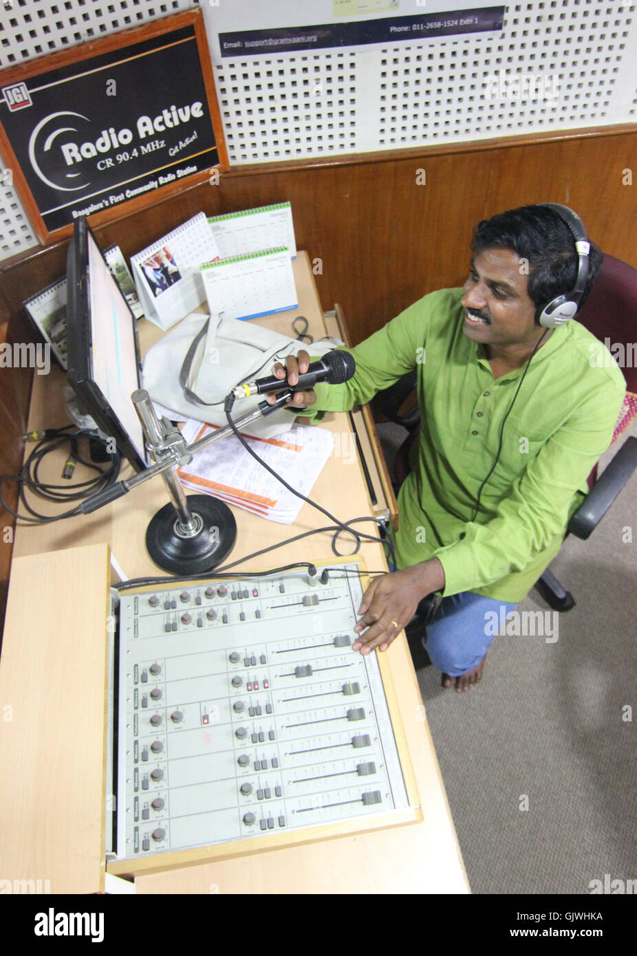 Uma, transgenderismo e nato come Alessio, registrare la loro settimanale radiofonico Radio Active CR 90,4 MHz con colleghi in Bangalore, India, 22 Febuaray 2016. Foto: Doreen Fiedler/dpa Foto Stock