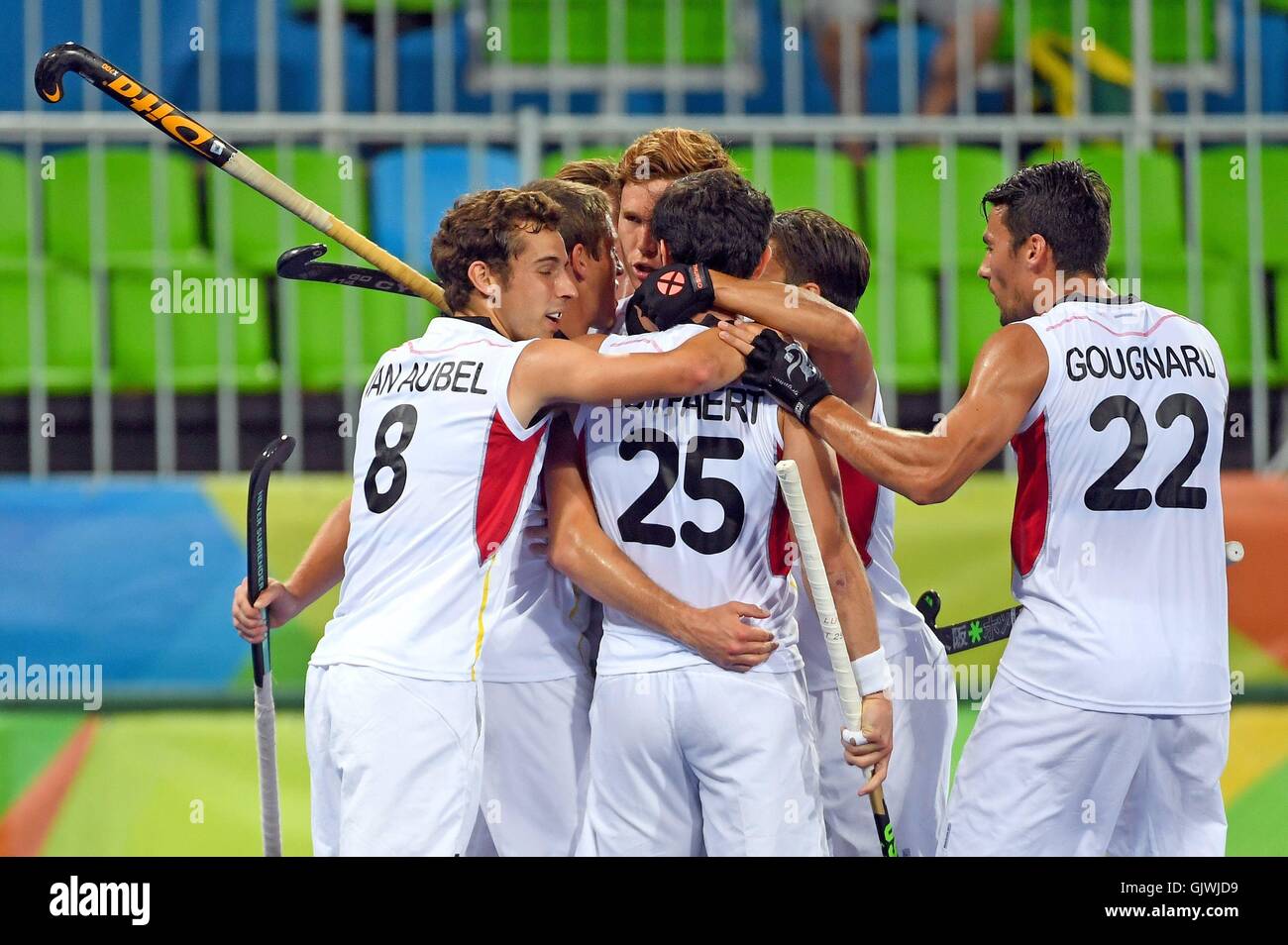 Belo Horizonte, Brasile. 16 Ago, 2016. Luypaert Loic, Gougnard Simon un Van Aubel Florent del Belgio celebrare un obiettivo durante il Belgio contro Paesi Bassi, maschile di hockey semifinale partita all'Olympic Hockey Center © Azione Sport Plus/Alamy Live News Foto Stock