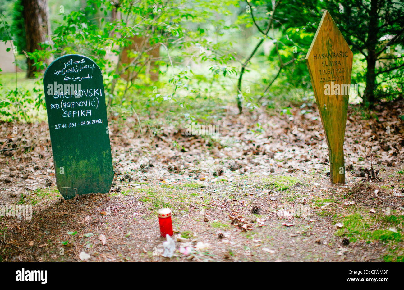 Dresden, Germania. 17 Ago, 2016. Tombe musulmane in Heide cimitero di Dresda, Germania, 17 agosto 2016. A causa di rifugiati provenienti prevalentemente da paesi musulmani, il numero di pompe funebri dalle regole dell'Islam sono attesi a salire in Sassonia troppo. Finora la città non visualizzare questo come un problema. Foto: OLIVER KILLIG/dpa/Alamy Live News Foto Stock