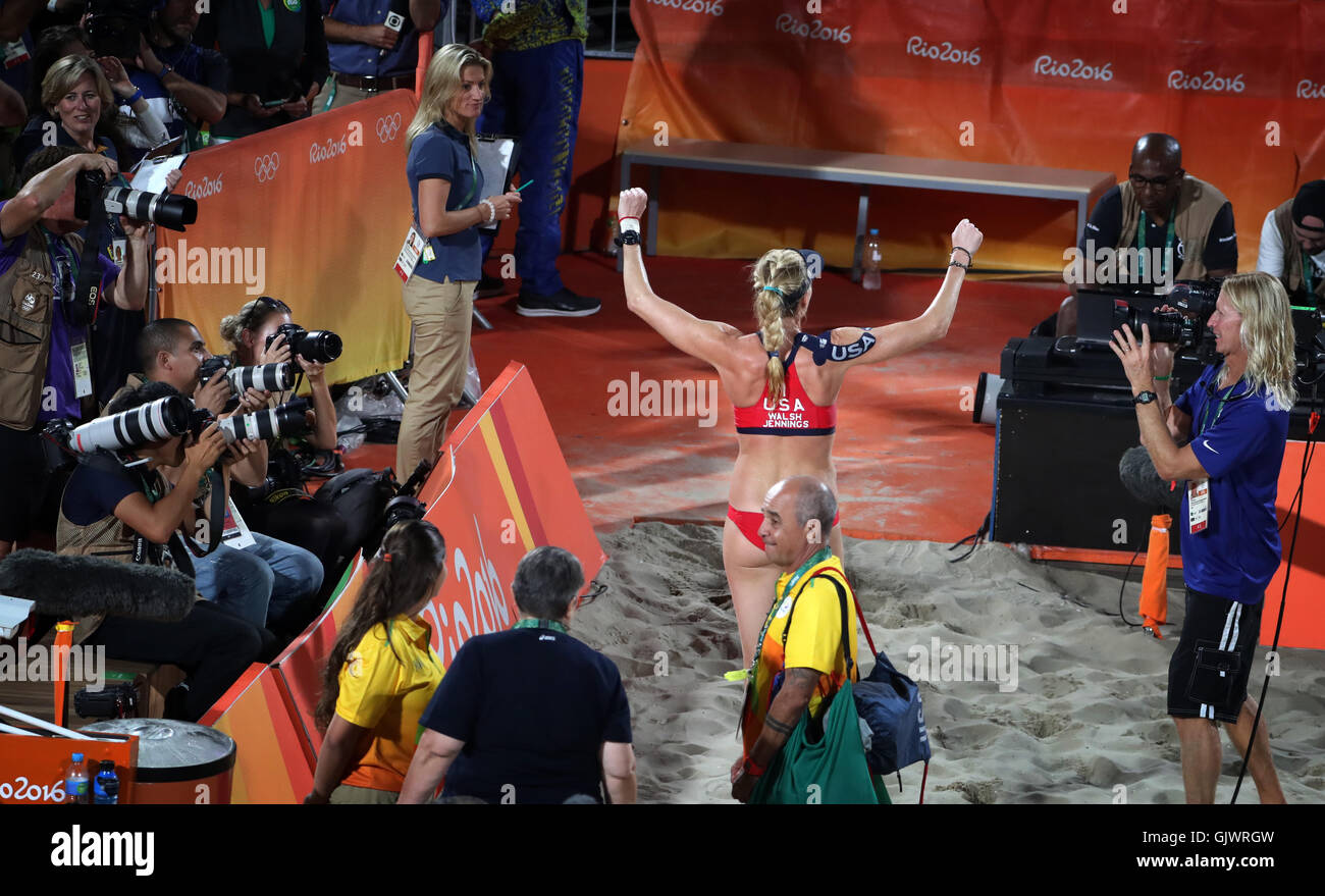 Rio De Janeiro, RJ, Brasile. 17 Ago, 2016. Stati Uniti d'America's erri Walsh Jennings e Aprile Ross ha vinto la medaglia di bronzo il match contro il Larissa Franca Maestrini e Talita Rocha dal Brasile. Qui, Walsh Jennings passeggiate fuori dalla corte per l'ultima volta anfter una straordinaria carriera sportiva. ] 2016 Giochi Olimpici Estivi - Brazil.brian.peterson@startribune.com.Rio Rio de Janeiro, Brasile - 08/17/2016. Credito: Brian Peterson/Star Tribune/ZUMA filo/Alamy Live News Foto Stock