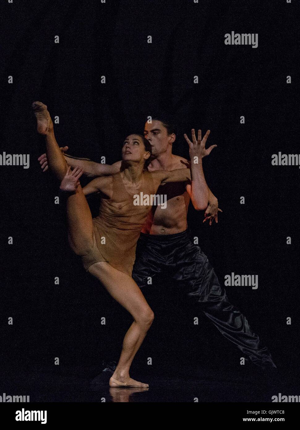 Edimburgo, Scozia, Regno Unito. Il 18 agosto, 2016. Scottish Ballet eseguire due opere (MC14/22 e emergere) in Edinburgh International Festival Credito: Richard Dyson/Alamy Live News Foto Stock