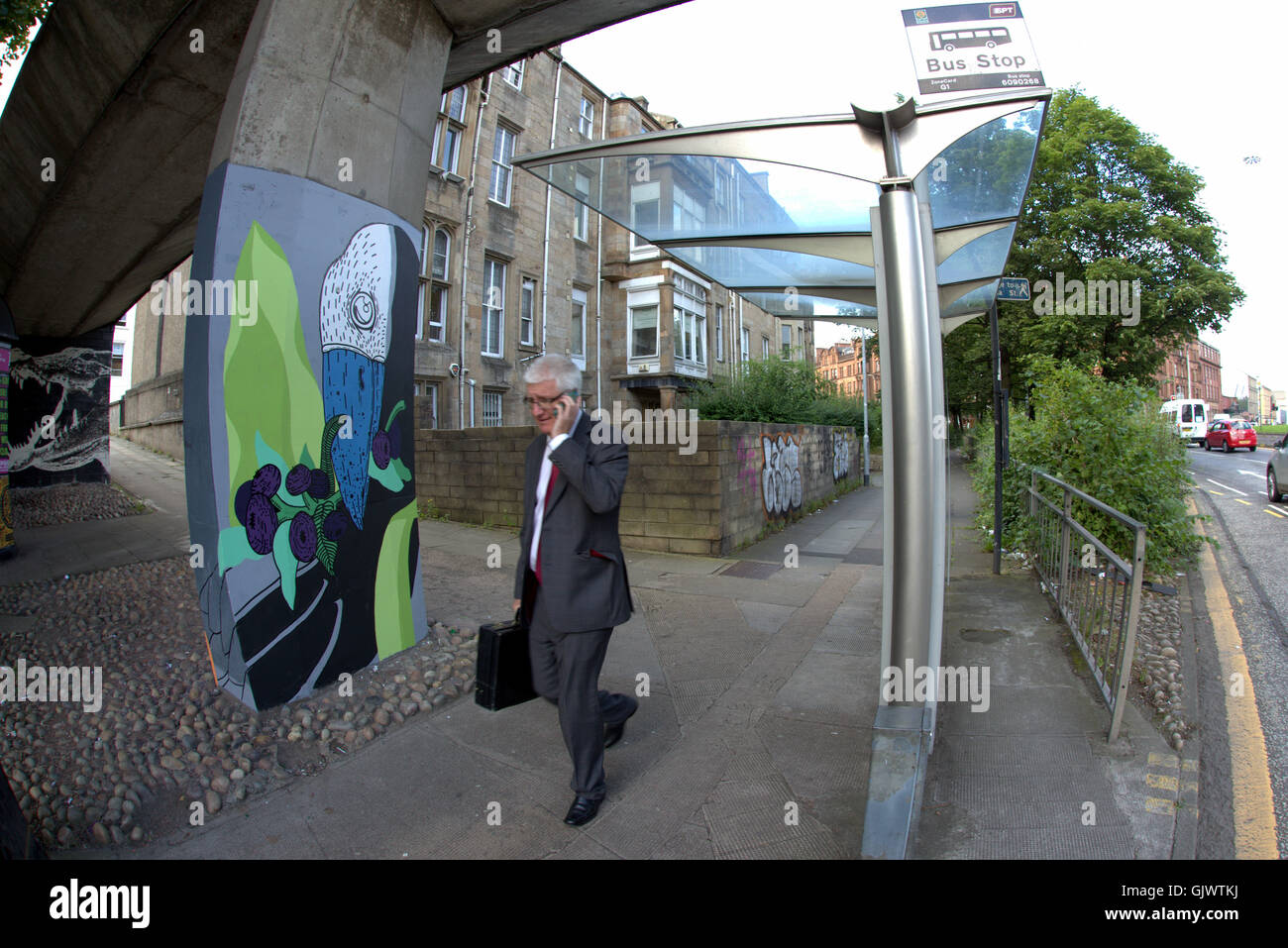 Glasgow, Scotland, Regno Unito 17 agosto 2016.Glasgow consiglio del distretto continua il suo sostegno di artisti e impegnativi e la percezione dei graffiti con il più recente lavoro "culmi", dove artisti opere di vernice su Charing Cross passerella supporta. Uno dei molti progetti supportati cittadine che ha ha lasciato il locale artisti addestrati a cambiare il volto e l'immagine della città di spazi nascosti in un acclamato pubblico urbano gallery. Credito: Gerard Ferry/Alamy Live News Foto Stock