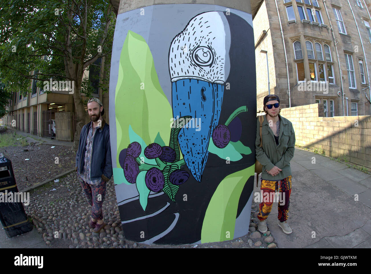 Glasgow, Scotland, Regno Unito 17 agosto 2016.Glasgow consiglio del distretto continua il suo sostegno di artisti e impegnativi e la percezione dei graffiti con il più recente lavoro "culmi", dove artisti opere di vernice su Charing Cross passerella supporta. Uno dei molti progetti supportati cittadine che ha ha lasciato il locale artisti addestrati a cambiare il volto e l'immagine della città di spazi nascosti in un acclamato pubblico urbano gallery. Credito: Gerard Ferry/Alamy Live News Foto Stock