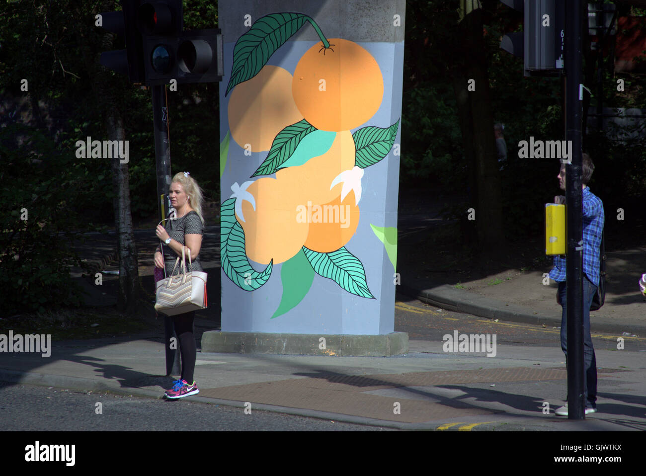 Glasgow, Scotland, Regno Unito 17 agosto 2016.Glasgow consiglio del distretto continua il suo sostegno di artisti e impegnativi e la percezione dei graffiti con il più recente lavoro "culmi", dove artisti opere di vernice su Charing Cross passerella supporta. Uno dei molti progetti supportati cittadine che ha ha lasciato il locale artisti addestrati a cambiare il volto e l'immagine della città di spazi nascosti in un acclamato pubblico urbano gallery. Credito: Gerard Ferry/Alamy Live News Foto Stock