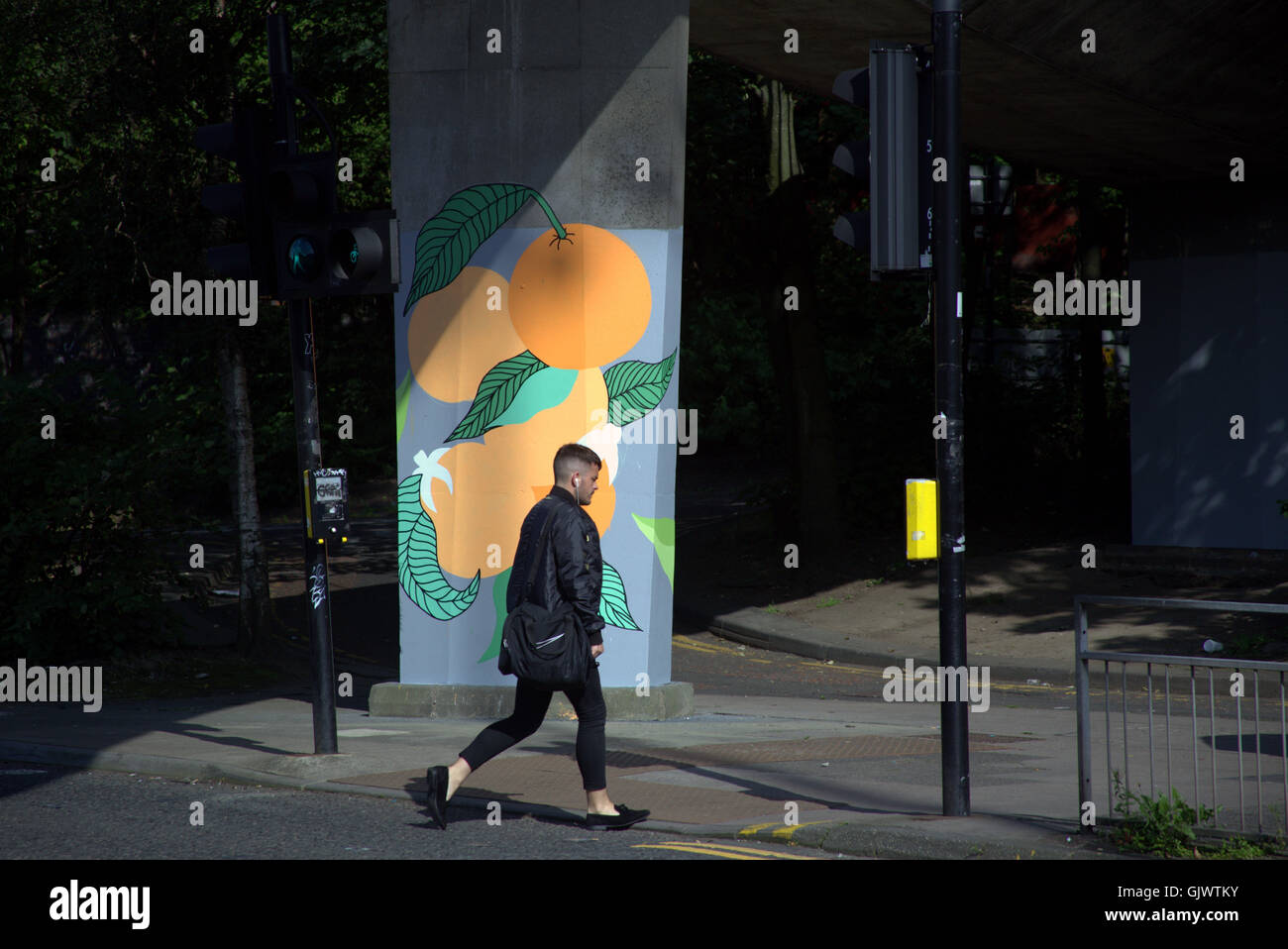 Glasgow, Scotland, Regno Unito 17 agosto 2016.Glasgow consiglio del distretto continua il suo sostegno di artisti e impegnativi e la percezione dei graffiti con il più recente lavoro "culmi", dove artisti opere di vernice su Charing Cross passerella supporta. Uno dei molti progetti supportati cittadine che ha ha lasciato il locale artisti addestrati a cambiare il volto e l'immagine della città di spazi nascosti in un acclamato pubblico urbano gallery. Credito: Gerard Ferry/Alamy Live News Foto Stock