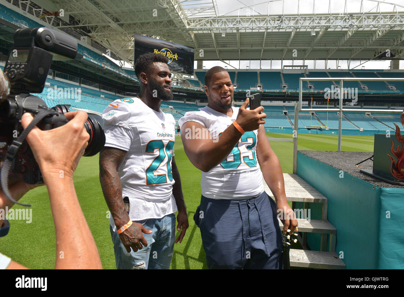 MIAMI, FL - 17 agosto: Delfini di Miami giocatori (#20 / Sicurezza) Reshad Jones e (#93 / affrontare difensivo) Ndamukong Suh frequentare Miami Dolphins Stadium Annuncio Conferenza Stampa per lo stadio nuovo nome Hard Rock Stadium che era precedentemente Sunlife Stadium il 17 agosto 2016 a Miami in Florida. L'Hard Rock International e delfini di Miami di firmare un anno 18 Stadium di denominazione accordo di destra. Credito: MPI10 / MediaPunch Foto Stock