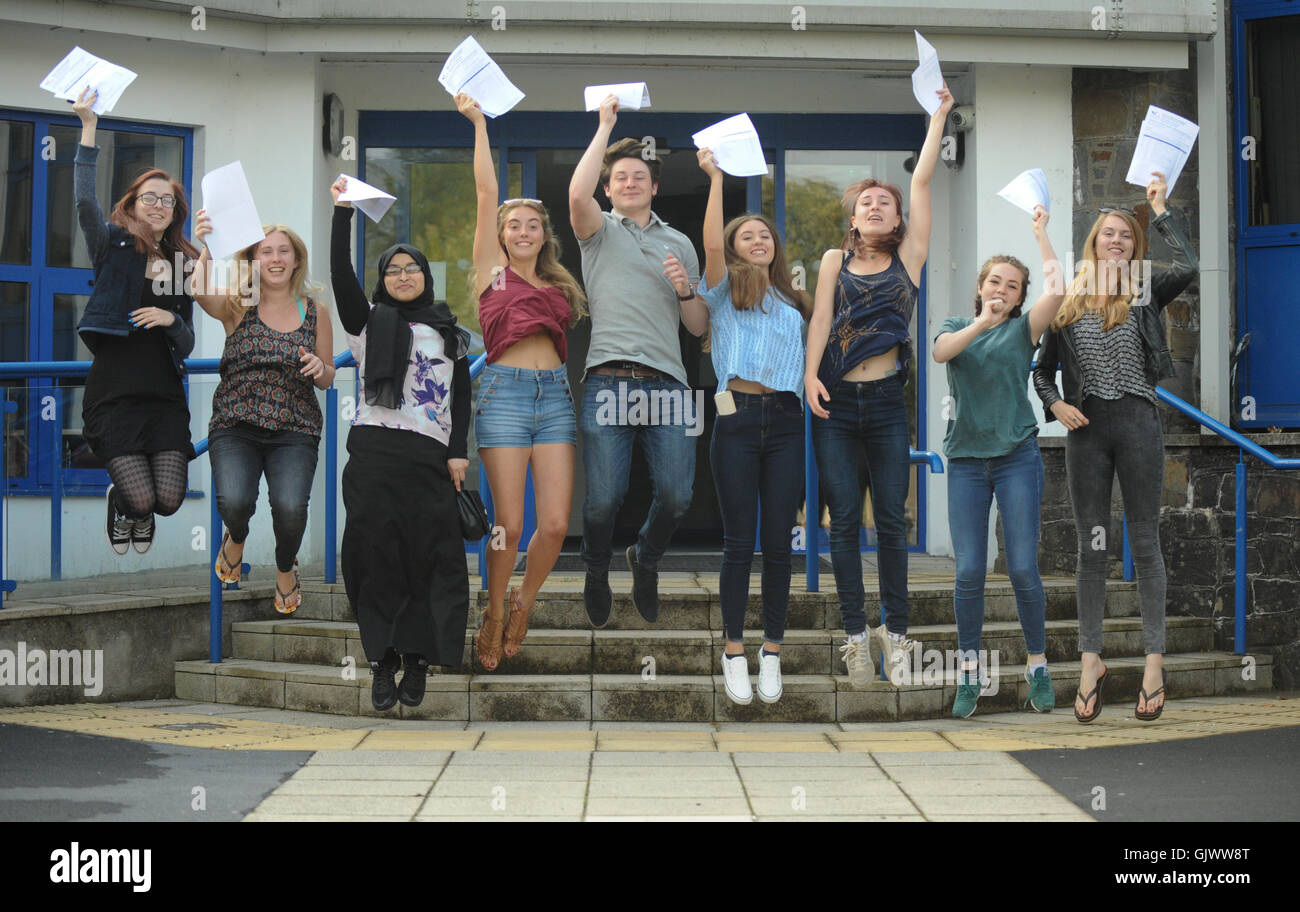 Swansea, Wales, Regno Unito. Il 18 agosto, 2016. Nella foto sono gli studenti a Gower College Swansea Gorseinon del campus, di prelevare il loro un livello di risultati. Credito: Robert Melen/Alamy Live News. Foto Stock