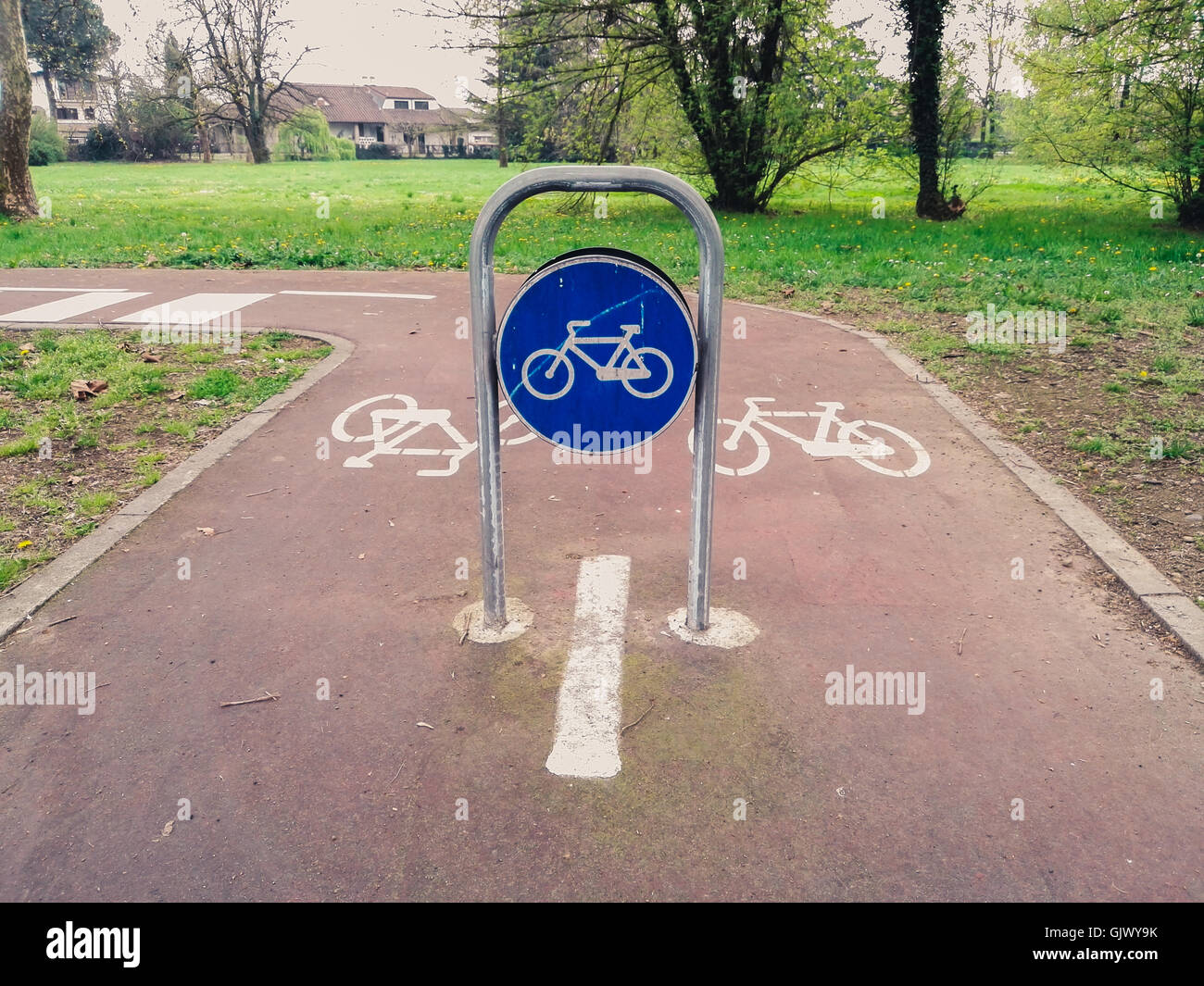 Percorso in bicicletta in una piccola città Foto Stock