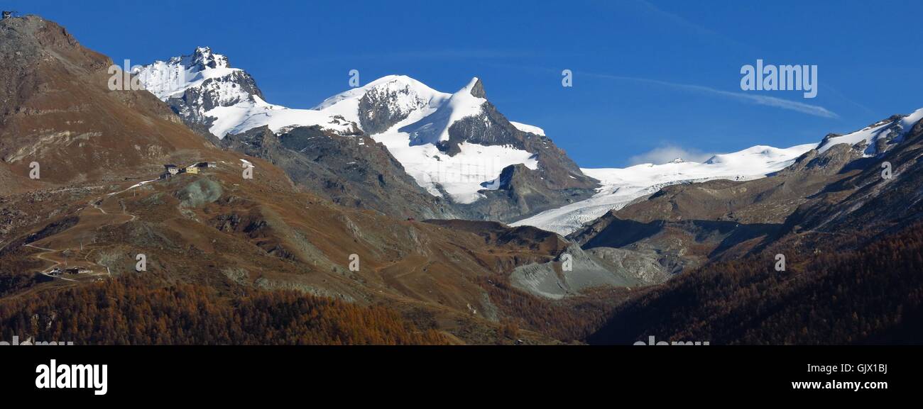 Findelgletscher. Montagne innevate Mt Adlerhorn, Strahlhorn Mt e Mt Rimpischhorn. Foto Stock