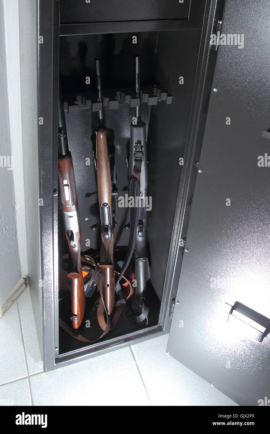 Una pistola armadio cassaforte armi lunghe fucili da caccia.JPG Foto stock  - Alamy