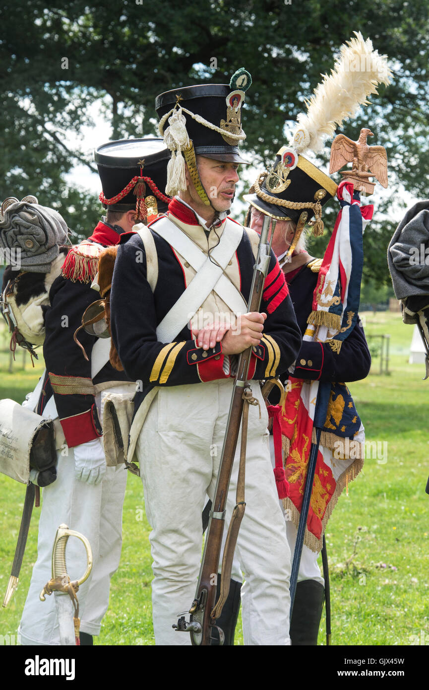 Xxi reggimento eme de Ligne sul campo di battaglia di una guerra napoleonica rievocazione storica a Spetchley Park, Worcestershire, Inghilterra Foto Stock
