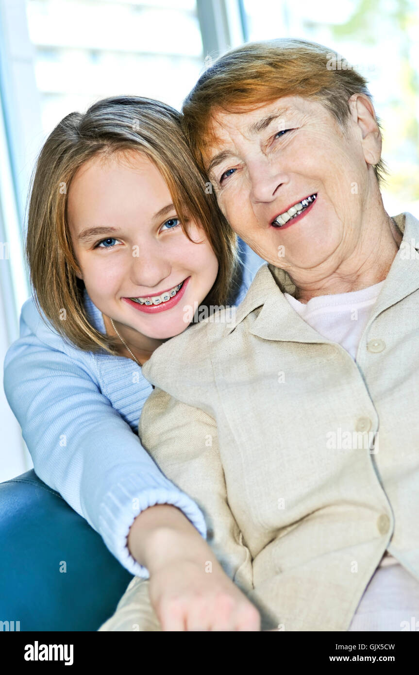 Nonna nipote avvolgente Foto Stock