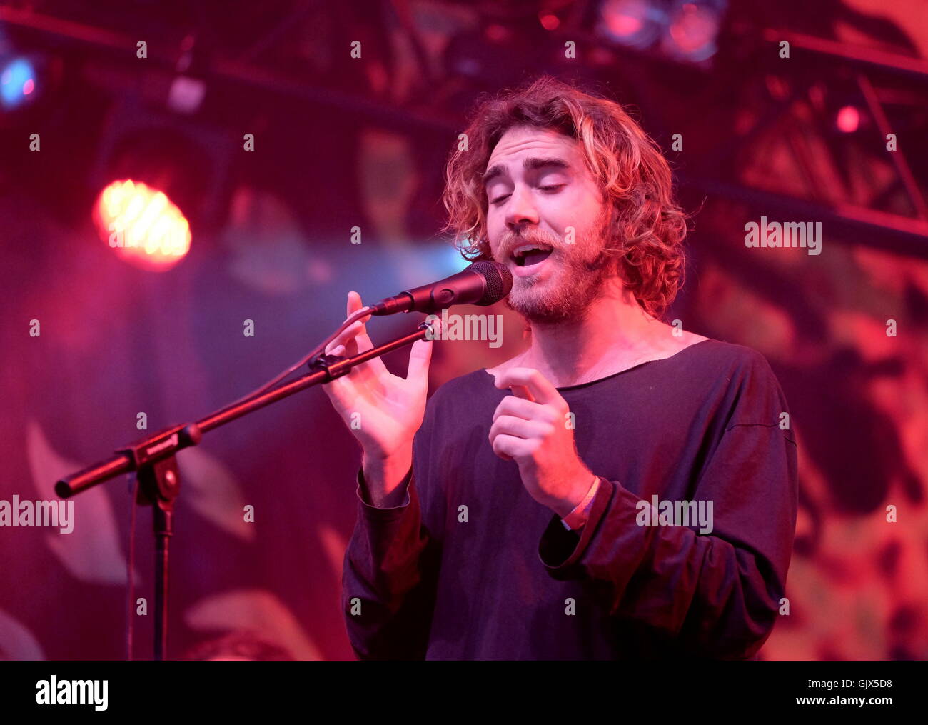 Festival di Glastonbury, Somerset, 26 Giugno 20 2016, Matt Corby performing live sul John Peel Stage Foto Stock