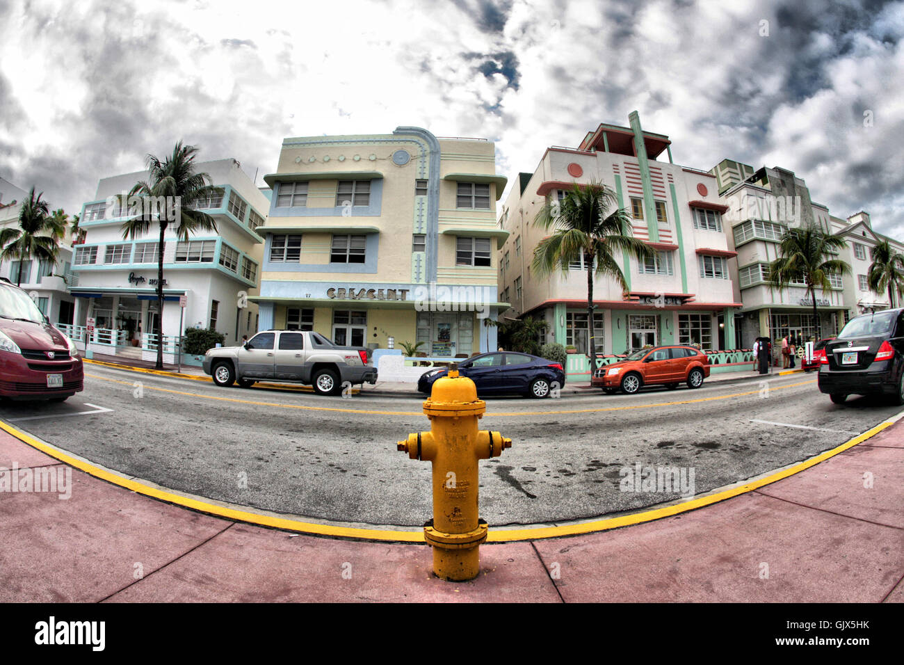 Miami Beach Hotel con auto parcheggiata vicino a loro un un idrante di fuoco in primo piano Foto Stock