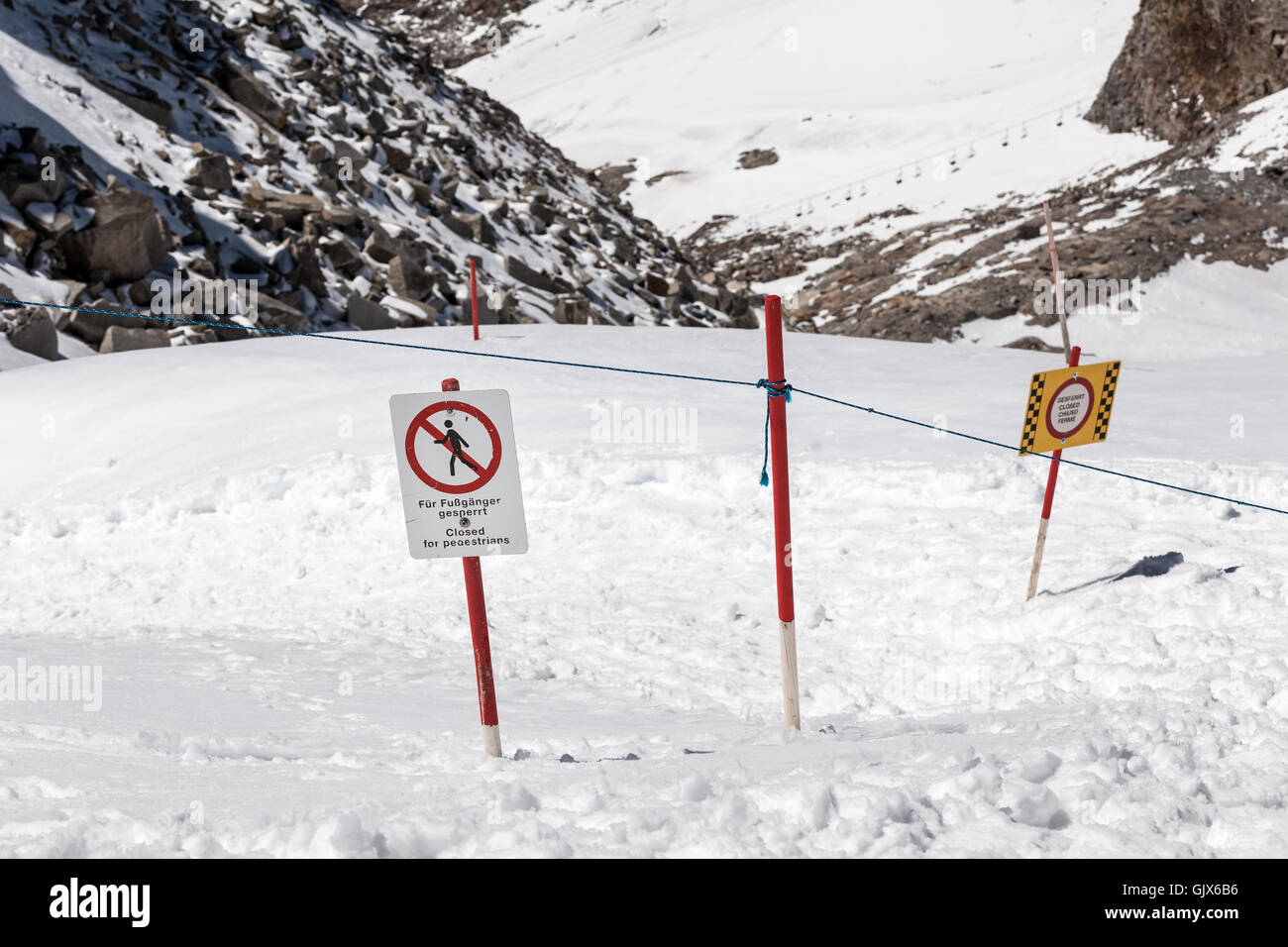 Firmare con la chiusura per i pedoni su austriache una pista di sci Foto Stock