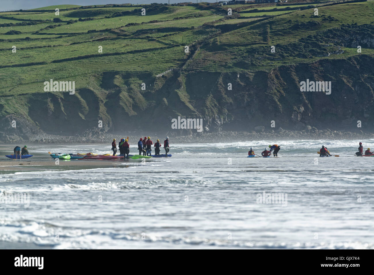 Kayak sulla spiaggia nel surf a Porth Neigwl Foto Stock