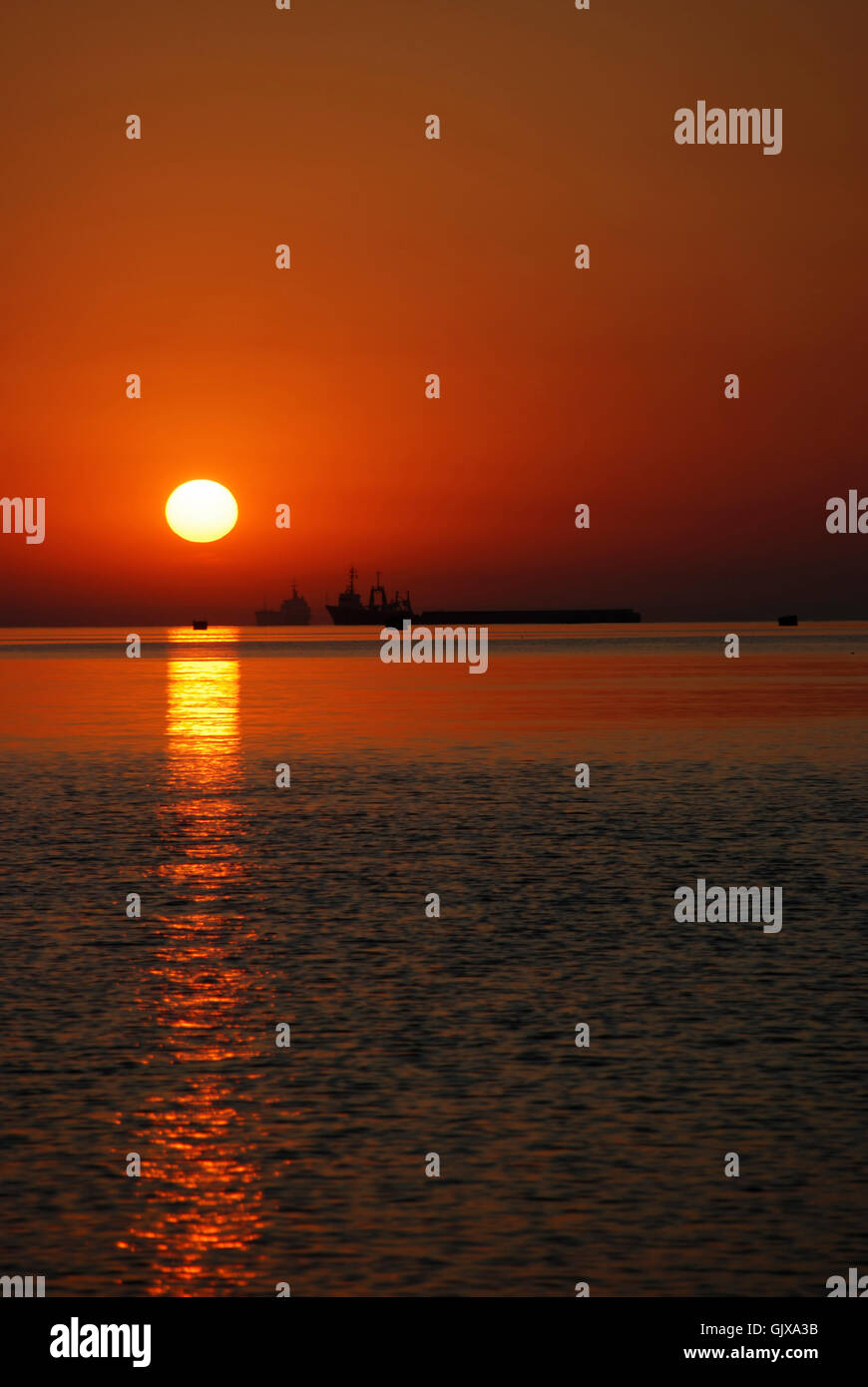 Navi e al tramonto Foto Stock