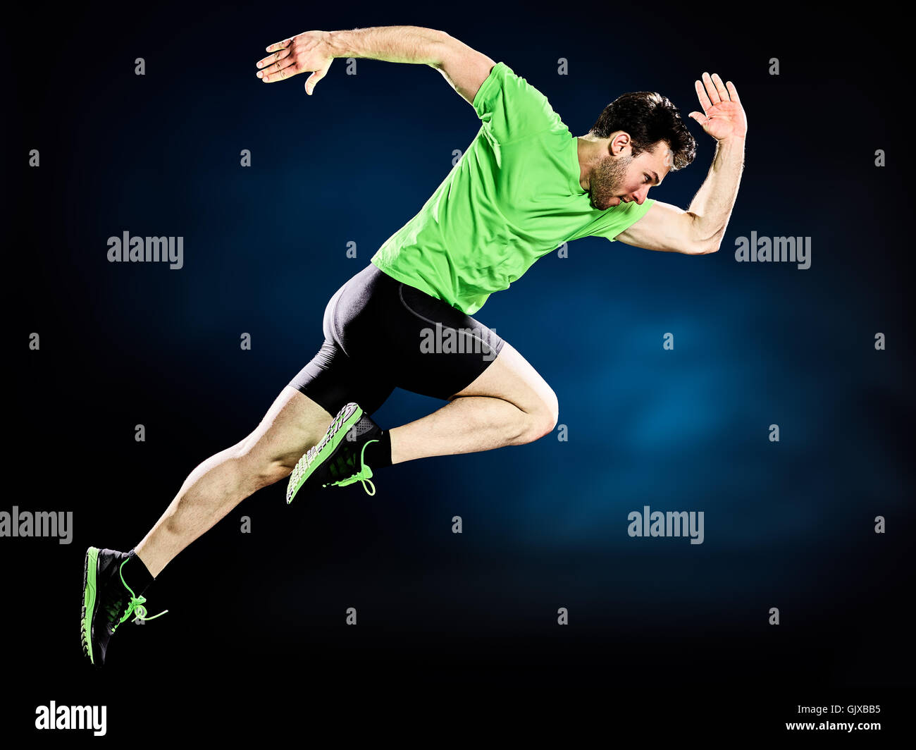 Un uomo caucasico runner acceso jogging pareggiatore isolati su sfondo nero Foto Stock