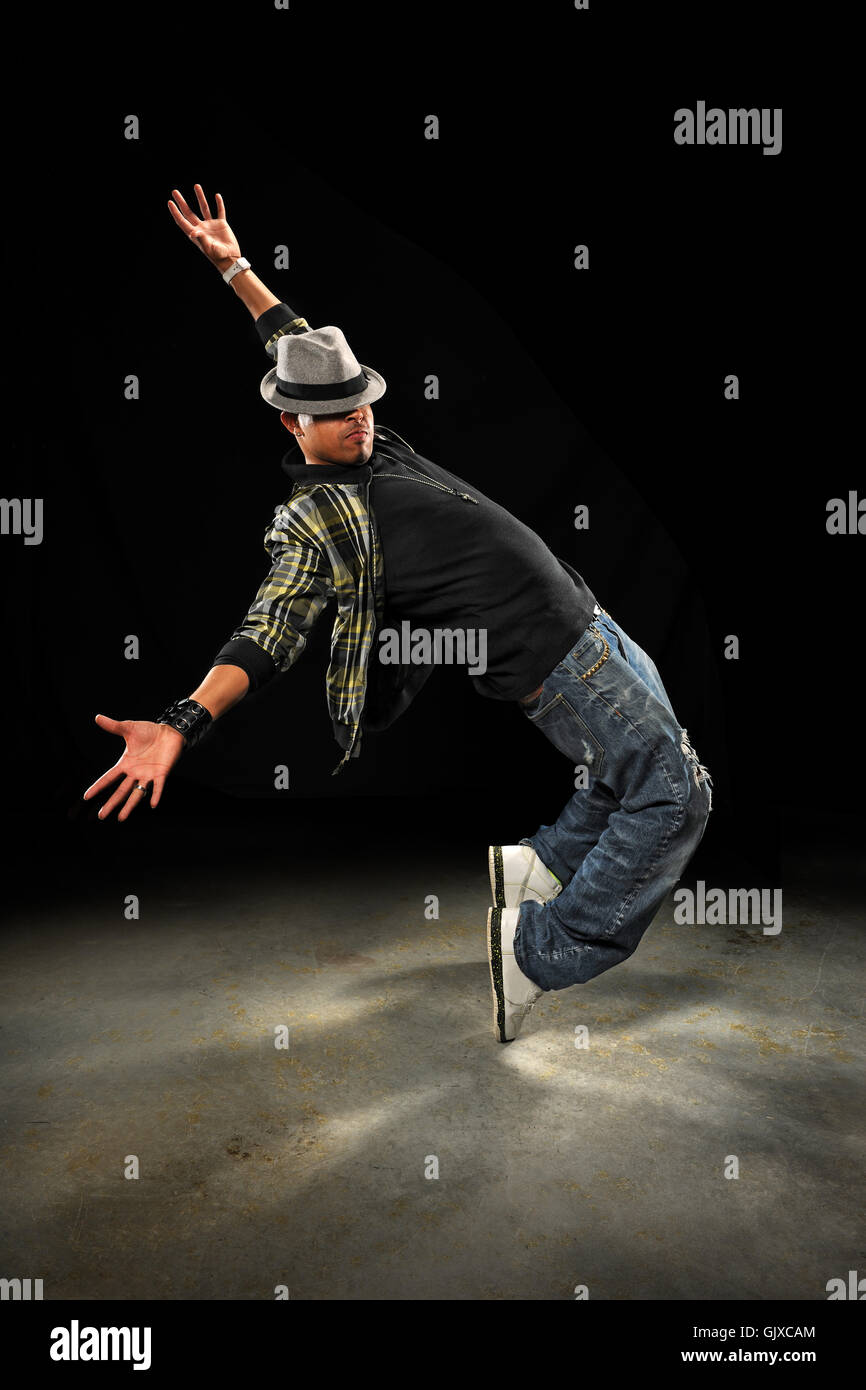 African American hip hop ballerino di eseguire sotto i riflettori Foto Stock