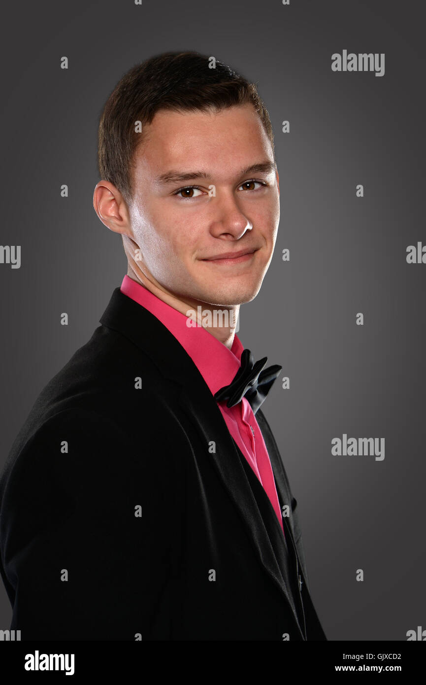 Ritratto di giovane uomo con il filtro bow tie su Sfondo mattone Foto Stock