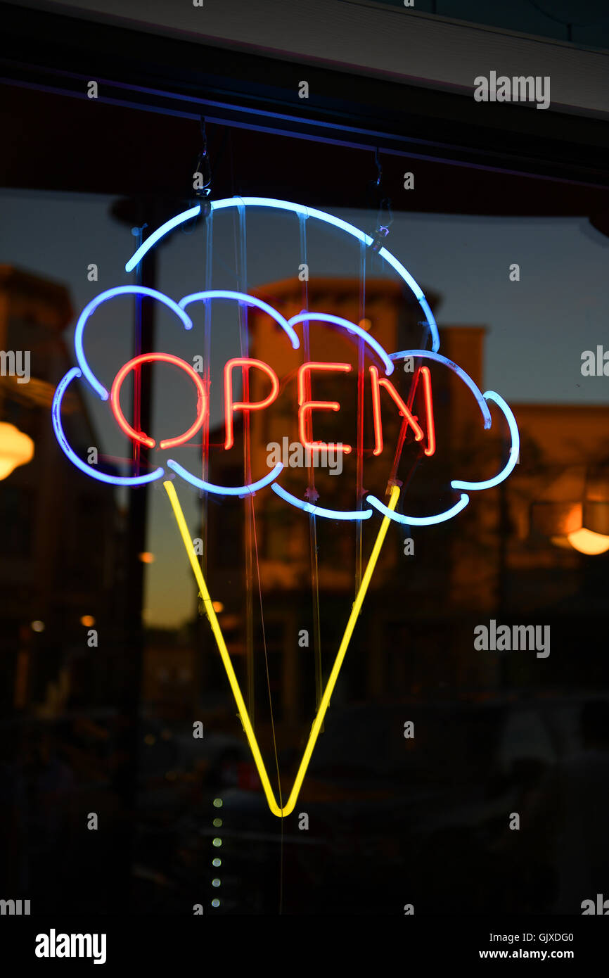 Aprire il gelato insegna al neon sulla finestra Foto Stock