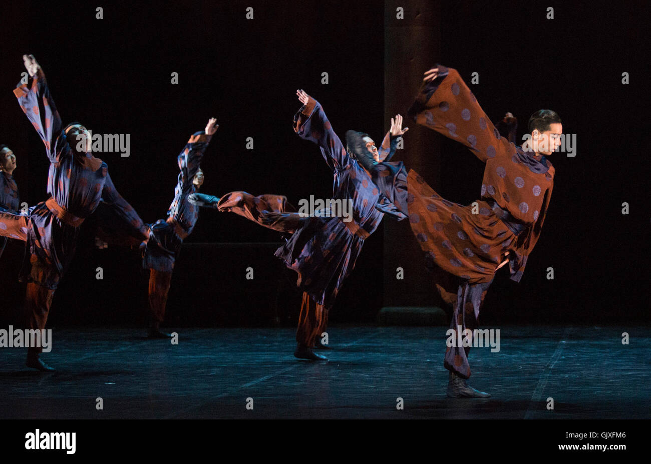 Londra, Regno Unito. Il 17 agosto 2016. Shanghai Ballet tornare al The London Coliseum per cinque spettacoli della loro nuova produzione echi di eternità, coreografia di Patrick de Bana e ispirato agli antichi cinesi poesia canzone di dolore eterno. Con WU Husheng come imperatore, QI Bingxue come Lady Yang, ZHAO Hanbing come luna fata. Spettacoli dal 17 al 21 agosto 2016. Foto Stock