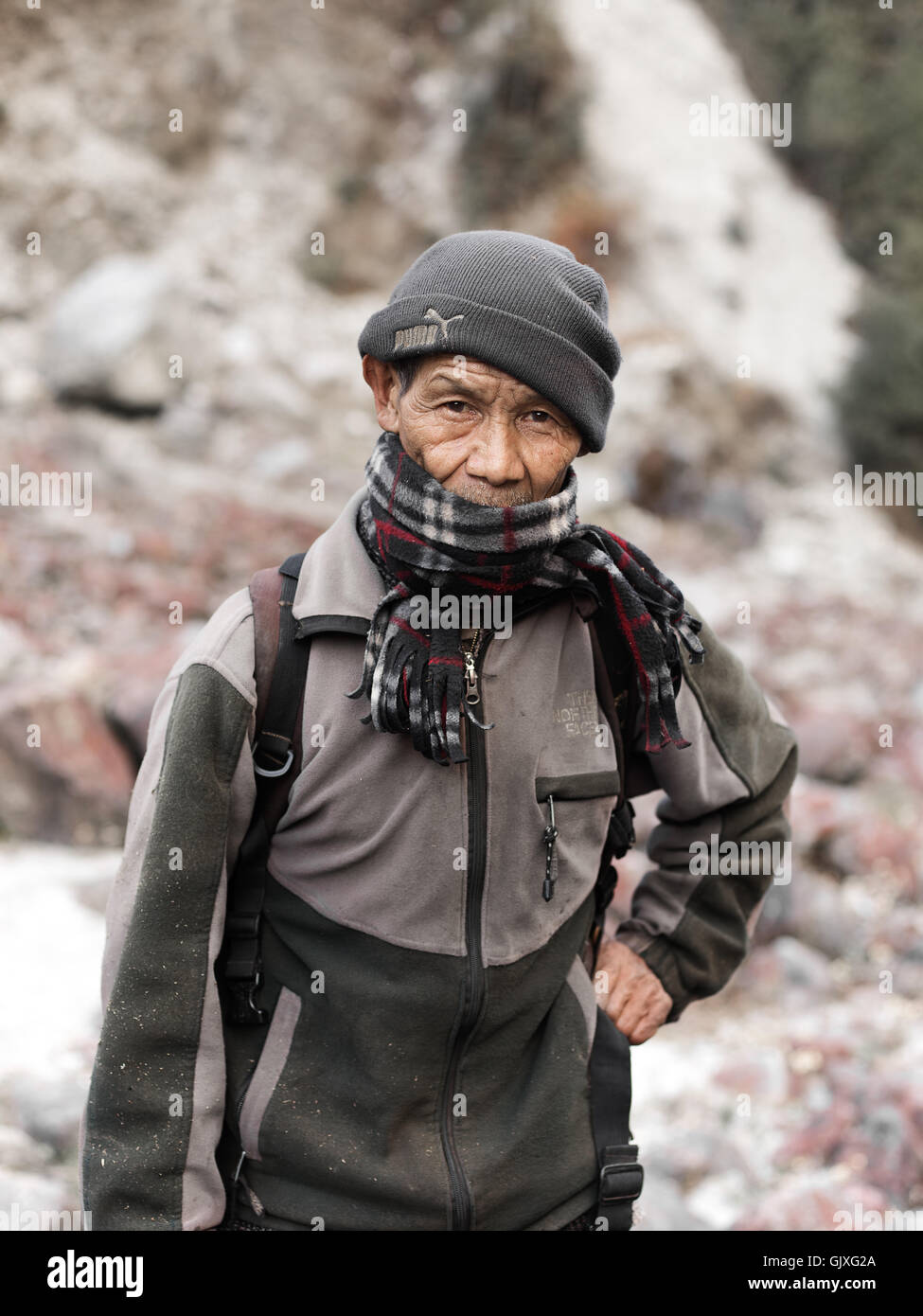 Un uomo Nepalese viaggi attraverso le montagne himalayane del Campo Base Everest Foto Stock