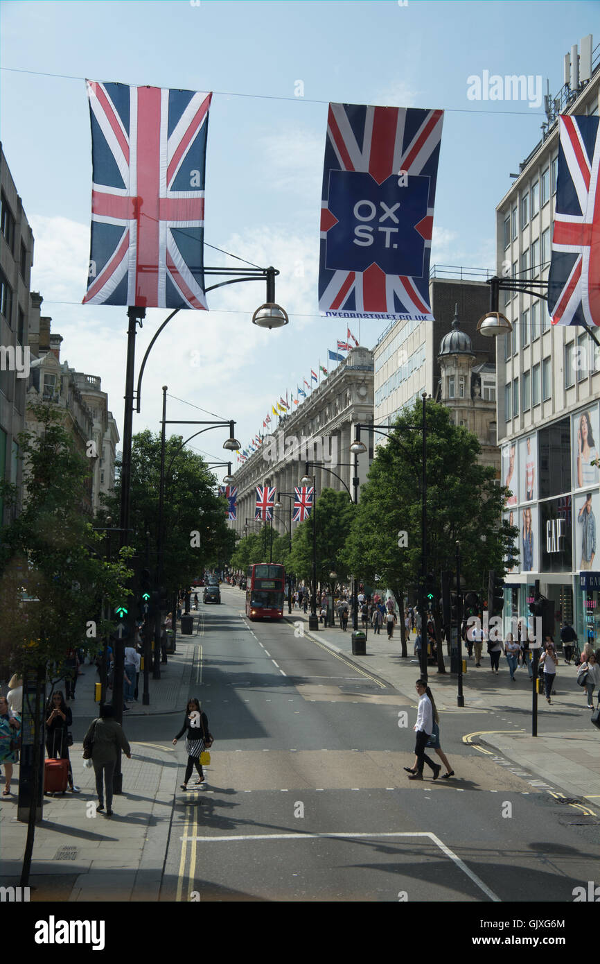 Vista dalla cima di un bus guardando giù Oxford Street, Londra verso Selfridges. I turisti e gli amanti dello shopping godere di una giornata di sole. Foto Stock