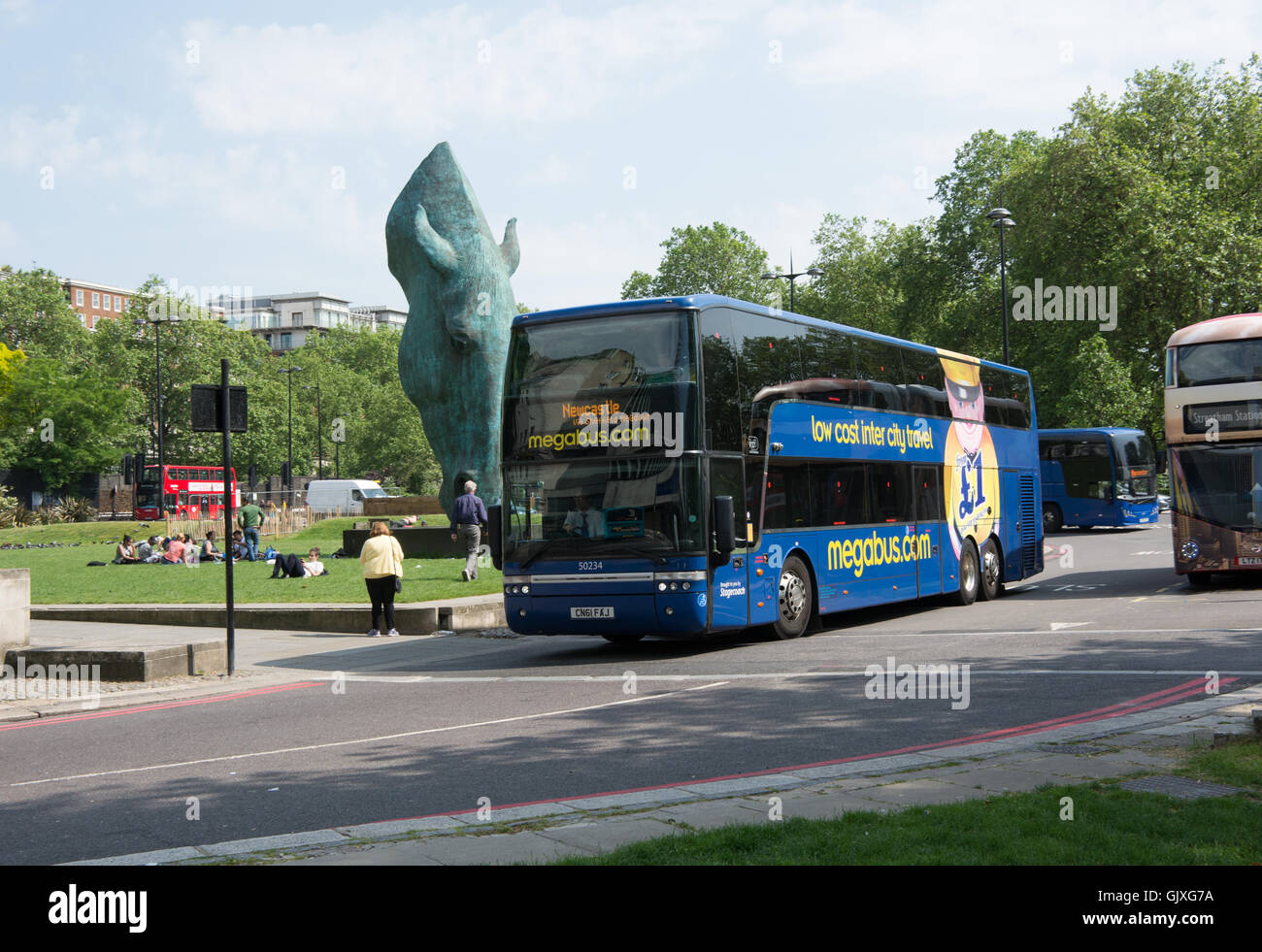 Un Megabus Van Hool TD 927 Astromega sul suo modo di Newcastle passa l'acqua ancora la scultura a Marble Arch Foto Stock
